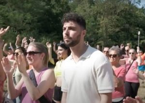 Un flash mob con il rapper poliziotto Revman porta nei boschi della droga di Rescaldina